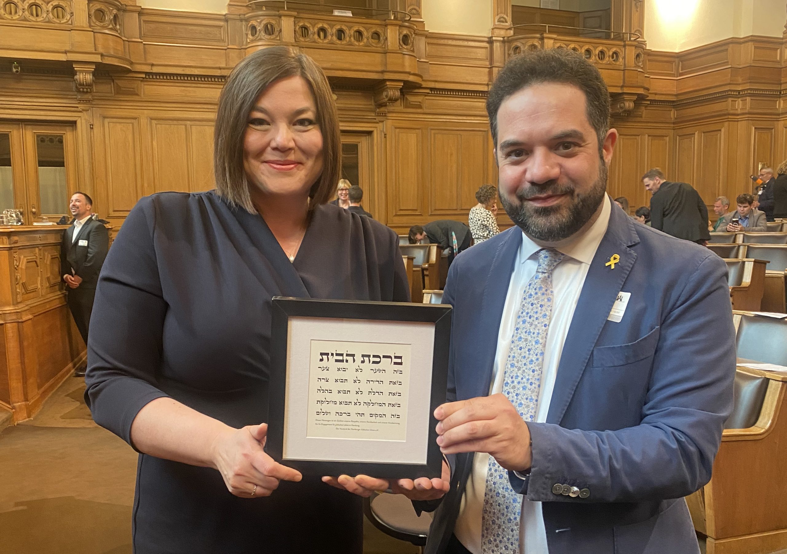 In Dankbarkeit verbunden: Eine Geste der Anerkennung für Gleichstellungssenatorin Katharina Fegebank