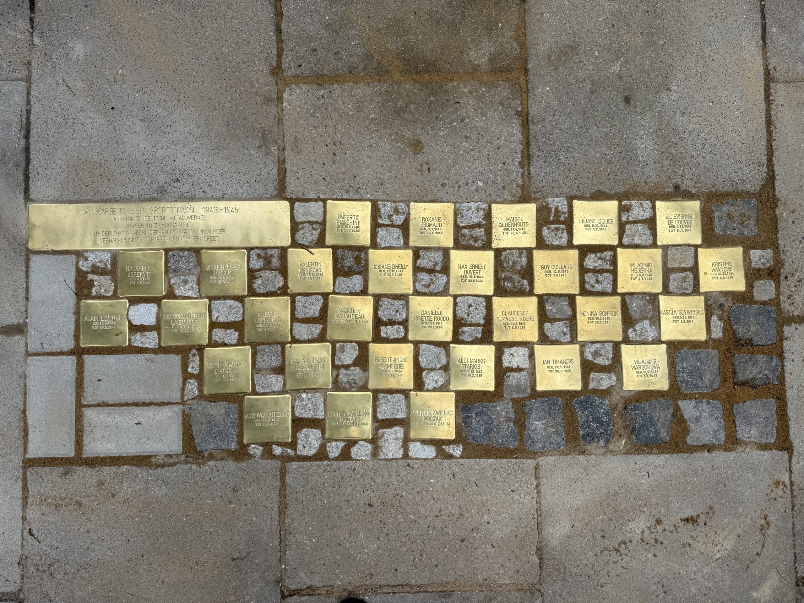 Hamburg-Nord: Heute wurden in Hamburg 30 Stolpersteine zum Gedenken an die Kinder von Zwangsarbeiterinnen verlegt.
