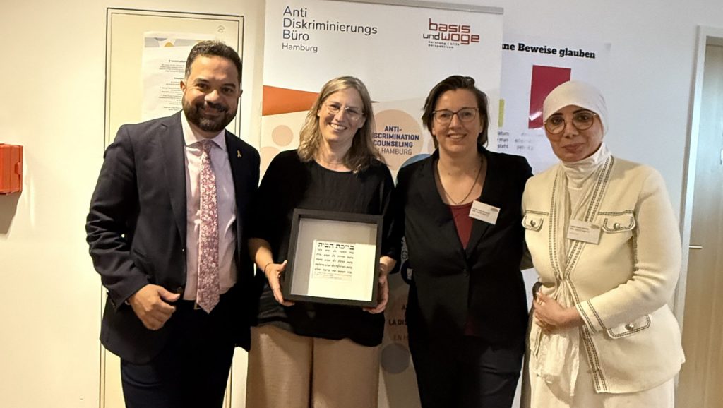 Unser Vorsitzender Armin Levy nahm an diesem wichtigen Ereignis teil und überreichte dem gesamten Team als Zeichen der Verbundenheit und Anerkennung einen jüdischen Haussegen – verbunden mit den Wünschen für Kraft, Geduld, Erfolg und Gottes Segen bei ihrer Arbeit.