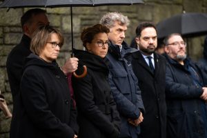 Volkstrauertag 2025 (v.l.n.r.) Senatorin Melanie Schlotzhauer (Sozialbehörde), Bürgerschaftspräsidentin Carola Veit, Dr. Oliver von Wrochem (Neuengamme), Armin Levy (Jüdische Union) Foto: © Shendl Copitman