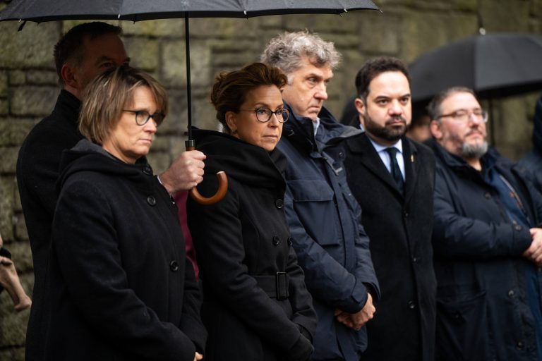 Volkstrauertag 2025 (v.l.n.r.) Senatorin Melanie Schlotzhauer (Sozialbehörde), Bürgerschaftspräsidentin Carola Veit, Dr. Oliver von Wrochem (Neuengamme), Armin Levy (Jüdische Union) Foto: © Shendl Copitman
