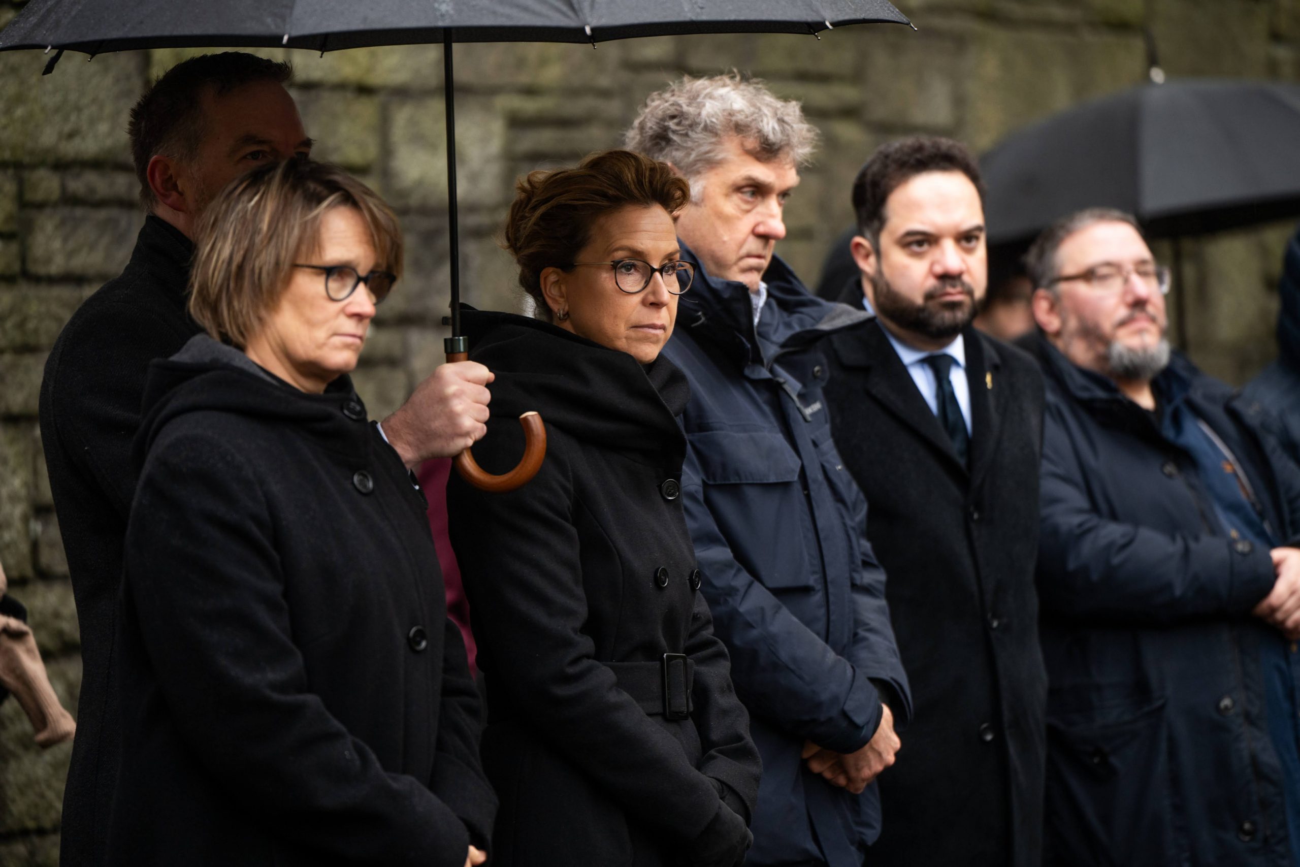 Volkstrauertag 2025 (v.l.n.r.) Senatorin Melanie Schlotzhauer (Sozialbehörde), Bürgerschaftspräsidentin Carola Veit, Dr. Oliver von Wrochem (Neuengamme), Armin Levy (Jüdische Union) Foto: © Shendl Copitman