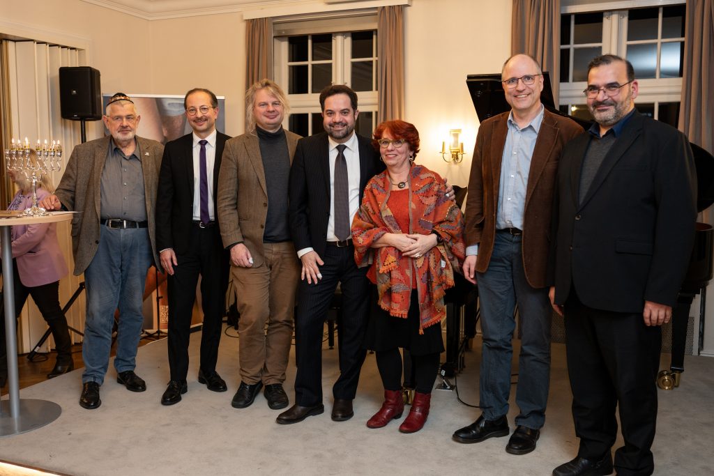 v.l.n.r. Peter Zamory MdHB a.D., Hassan Bashloughi, Jan Geldern, Armin Lev, Dr. Ursula Günther, Pastor Tobias Pfeifer, Fatih Yildiz | Foto: © Shendl Copitman